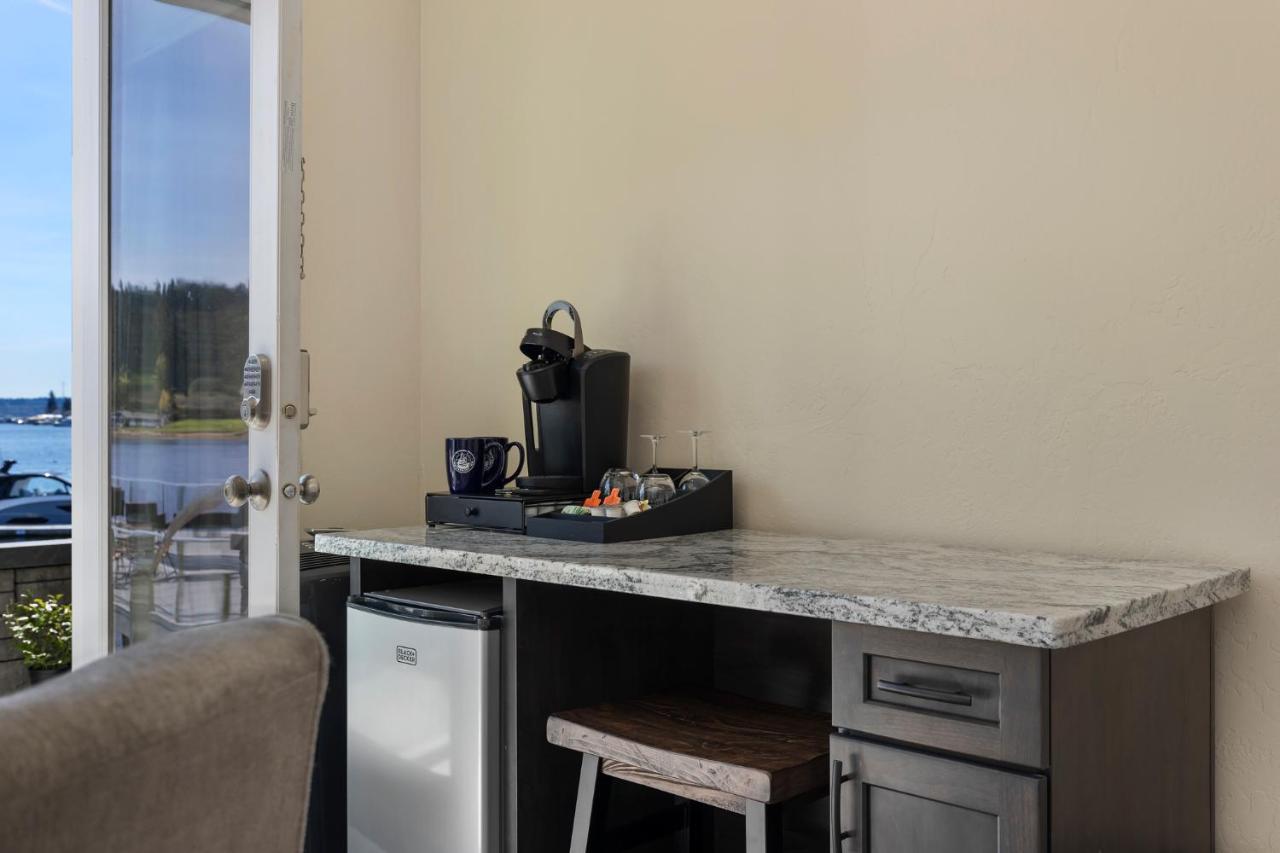 | Waterfront Inn