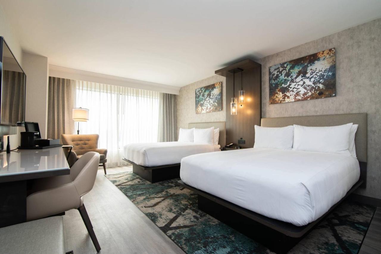 Guest room, 2 Queen at Columbus Marriott