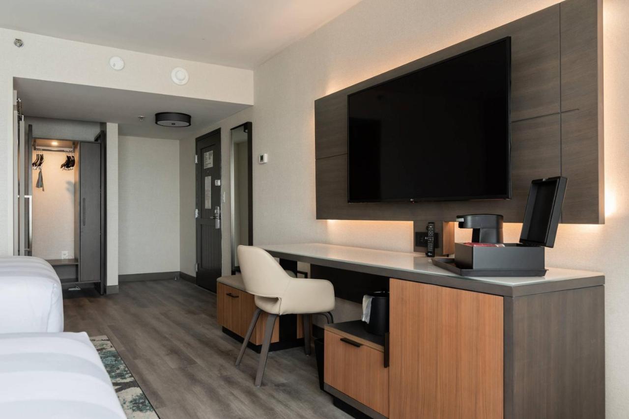 Guest room, 2 Queen at Columbus Marriott