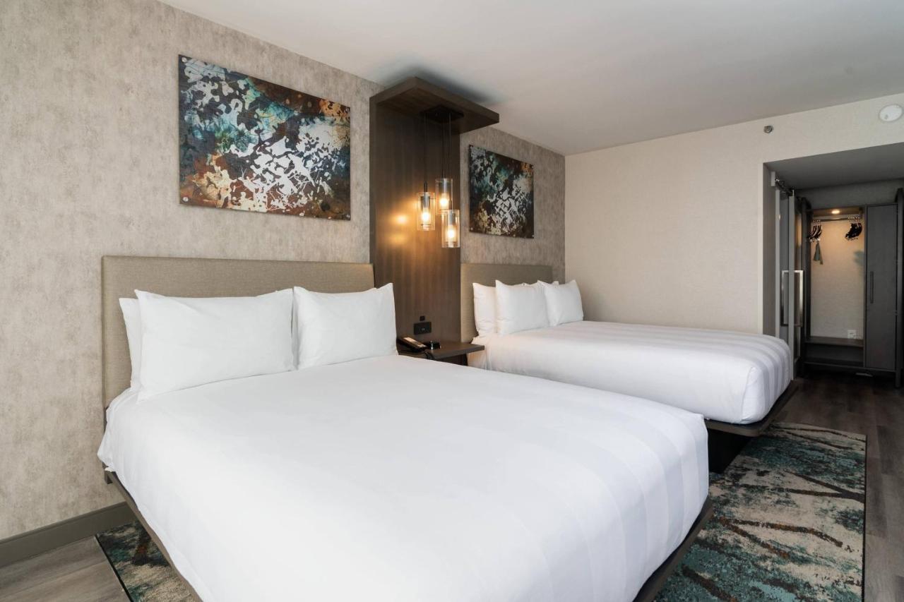 Guest room, 2 Queen at Columbus Marriott