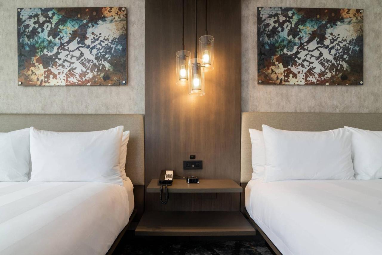 Guest room, 2 Queen at Columbus Marriott