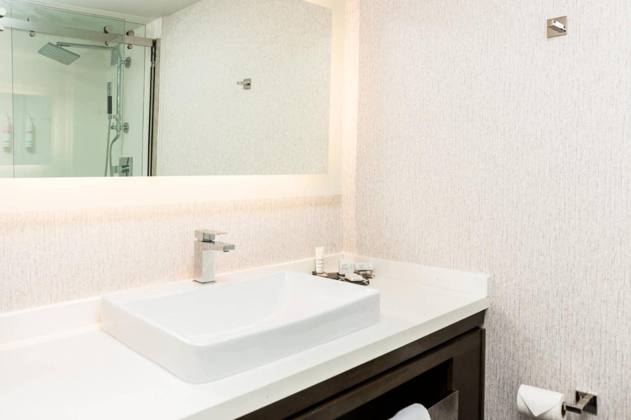 Guest room, 2 Queen at Columbus Marriott