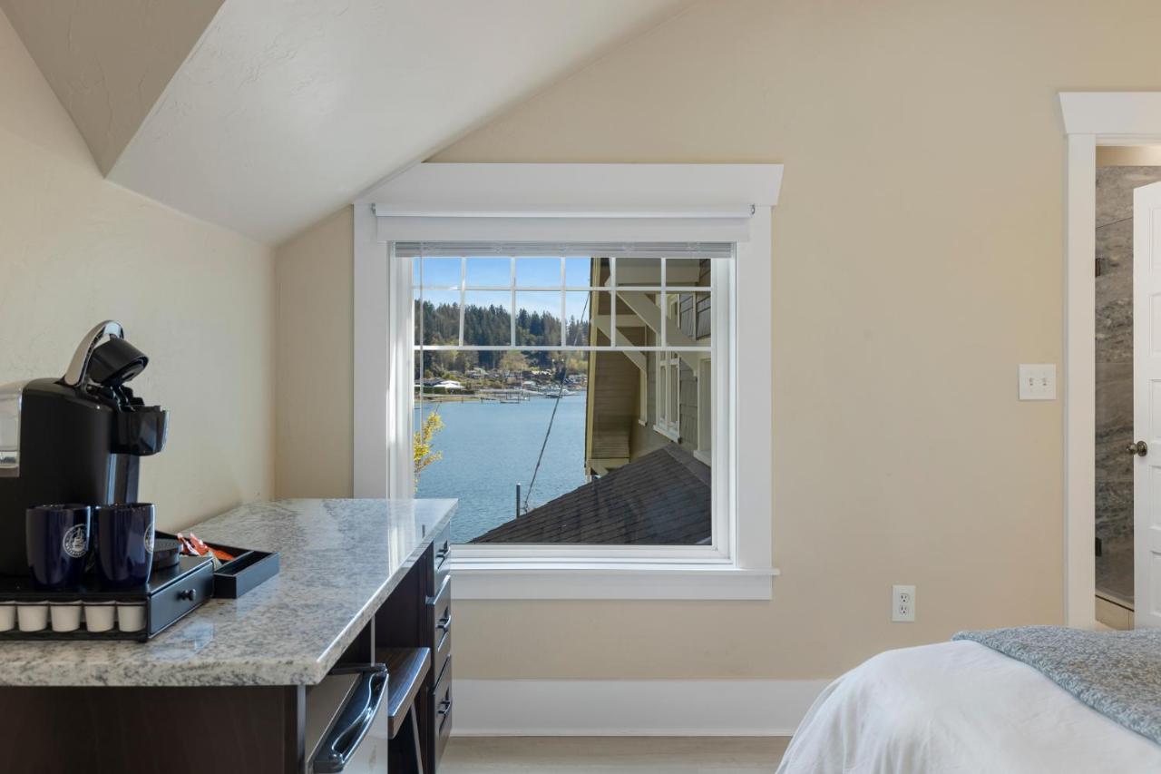| Waterfront Inn