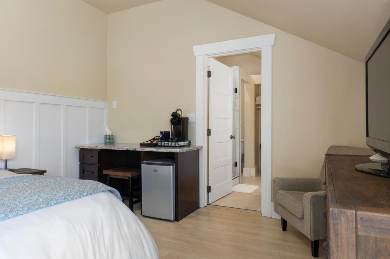 | Waterfront Inn