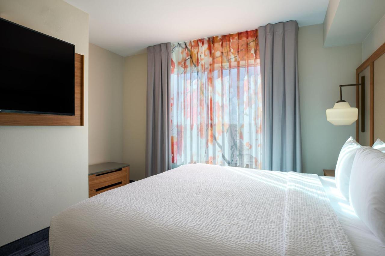 | Fairfield Inn and Suites by Marriott Winchester