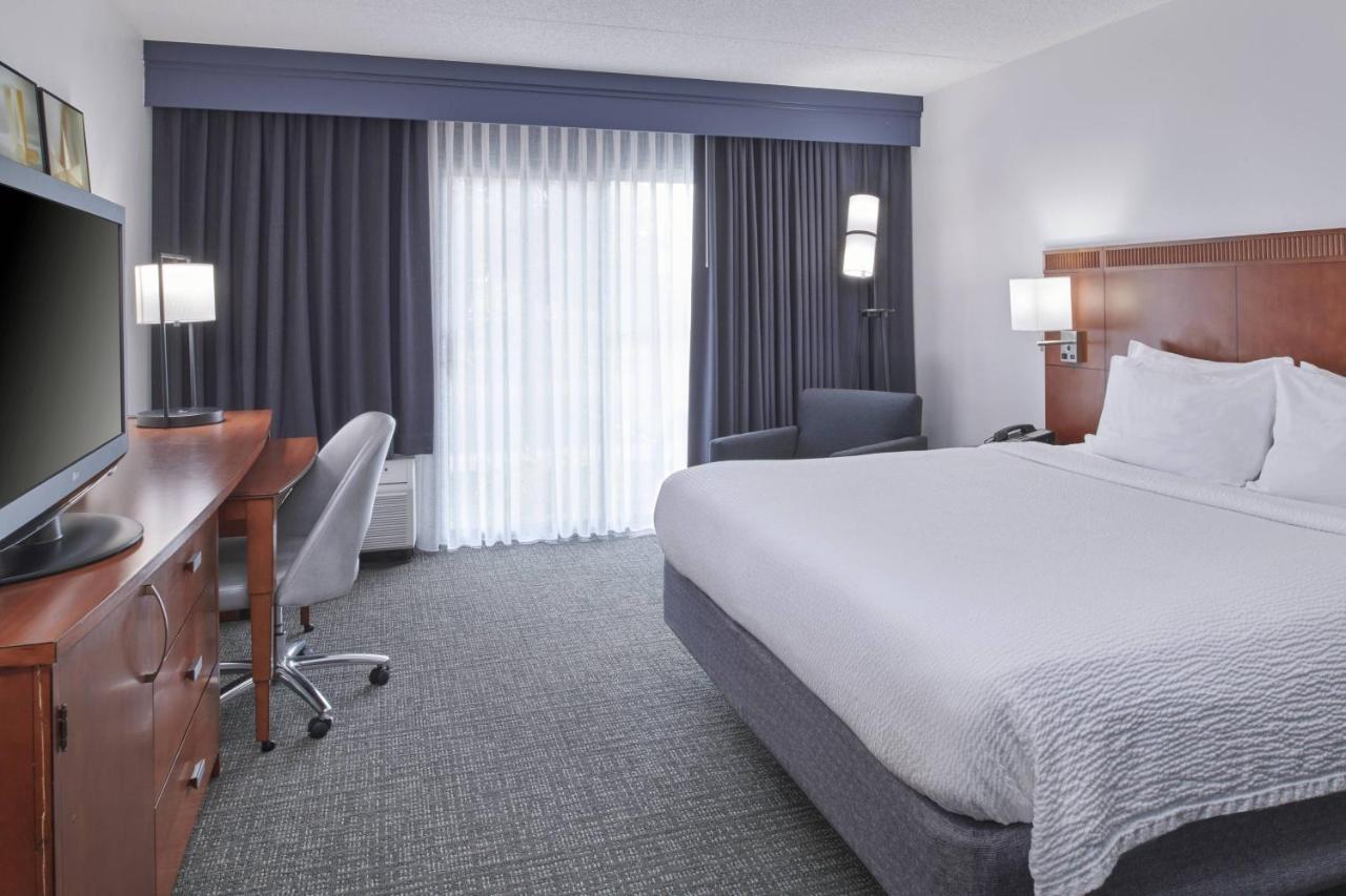 King Room with Sofa Bed at Courtyard by Marriott Detroit Troy