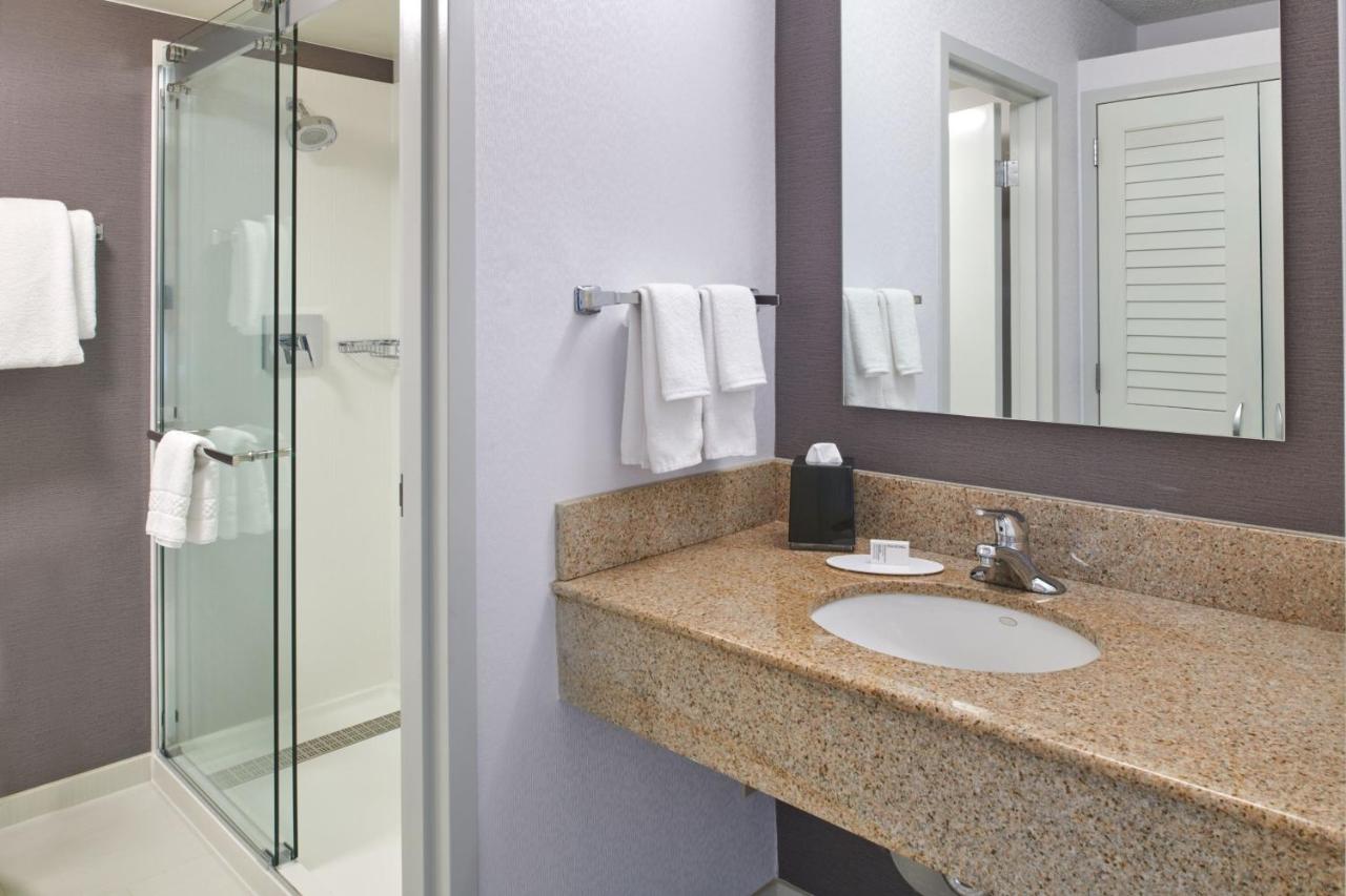 King Suite at Courtyard by Marriott Detroit Troy