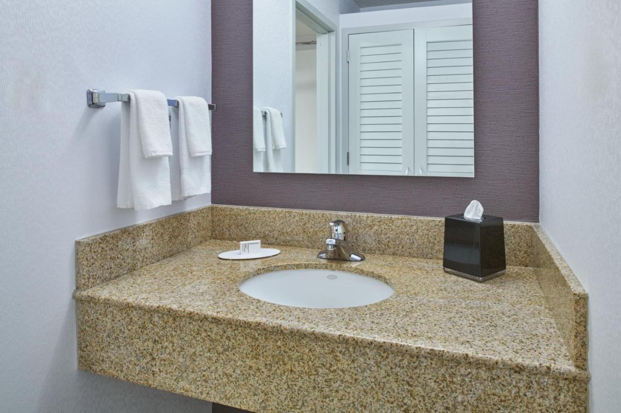 King Suite at Courtyard by Marriott Detroit Troy