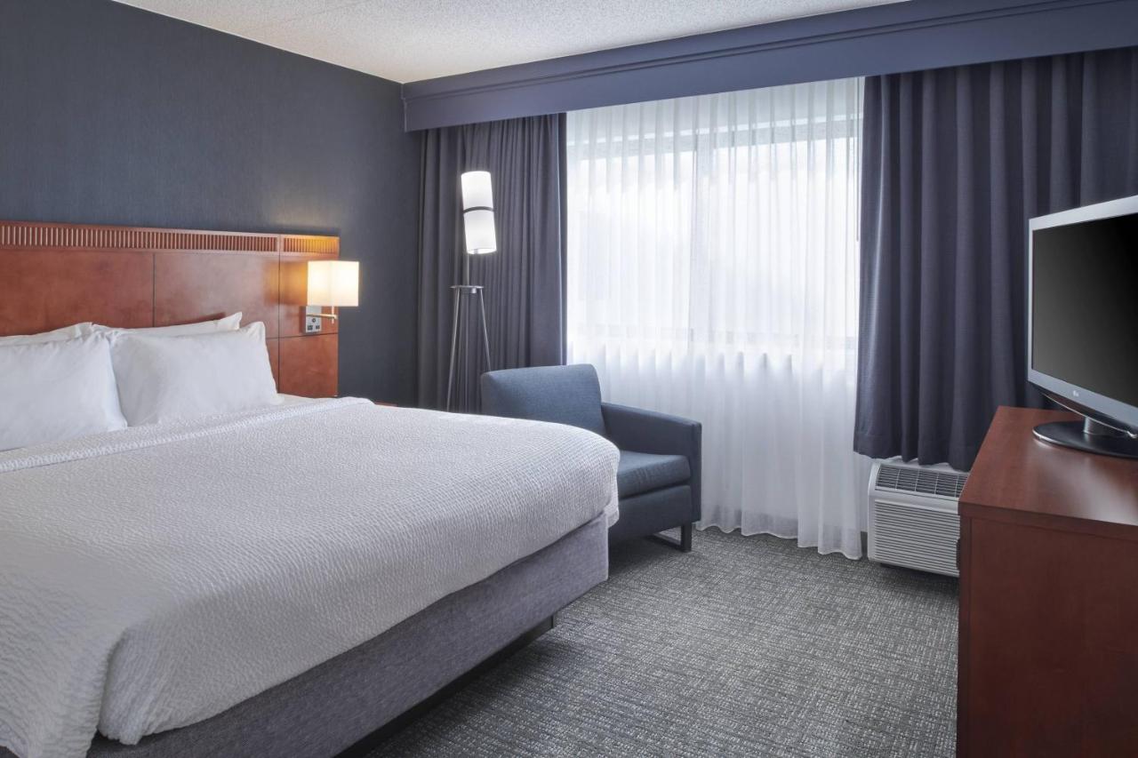 King Suite at Courtyard by Marriott Detroit Troy