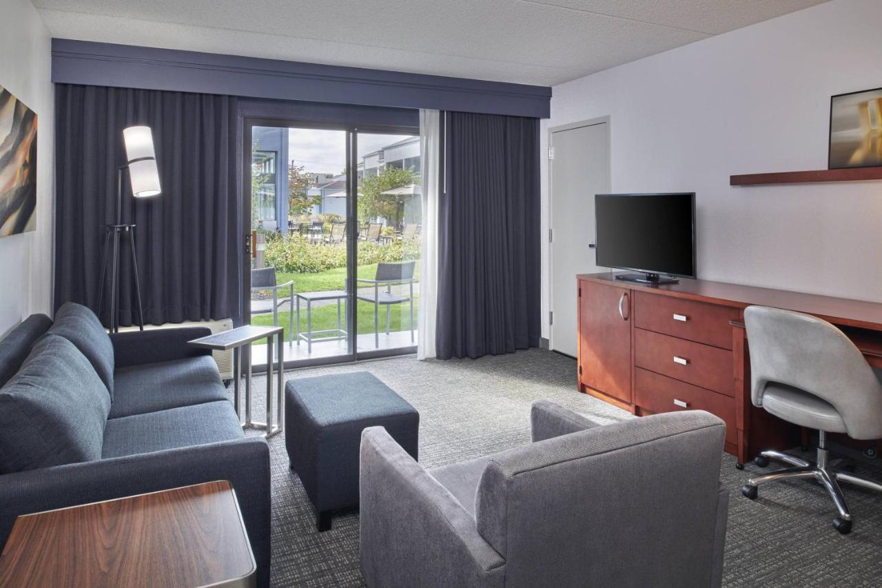 King Suite at Courtyard by Marriott Detroit Troy
