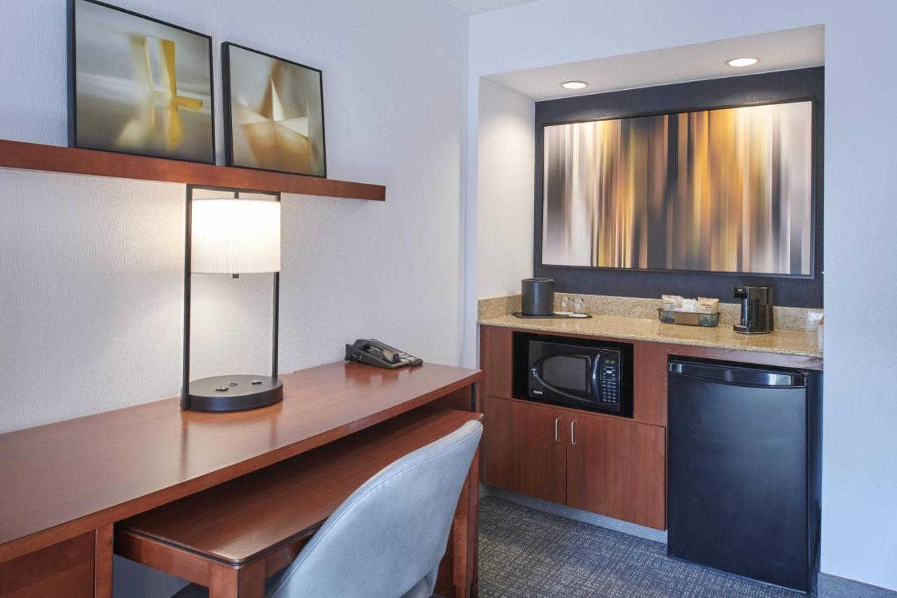 King Suite at Courtyard by Marriott Detroit Troy