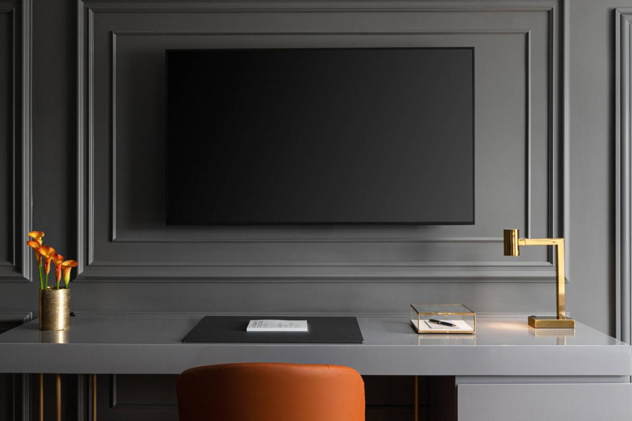 Premium Large King Room at The Drake Oak Brook, Autograph Collection