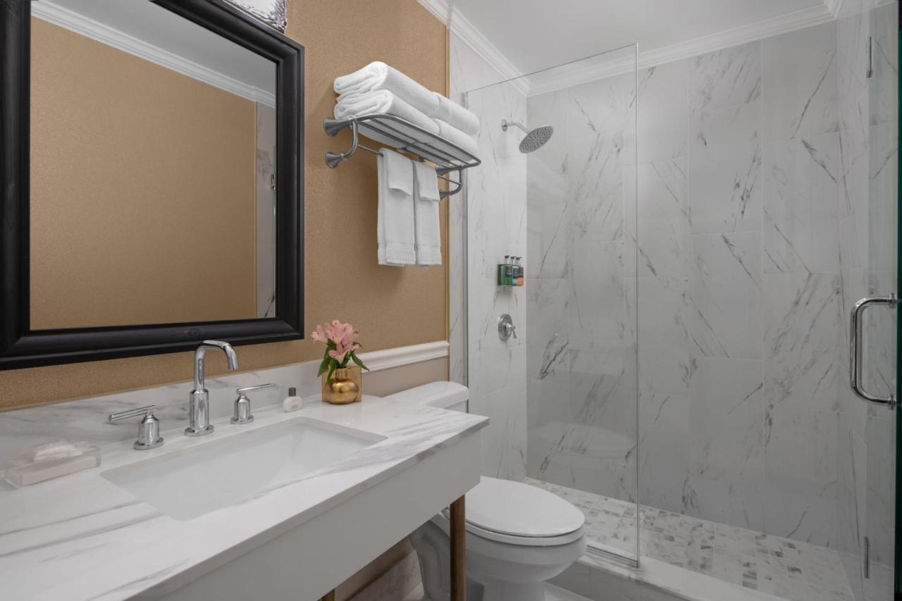 Deluxe King Guest Room at The Drake Oak Brook, Autograph Collection