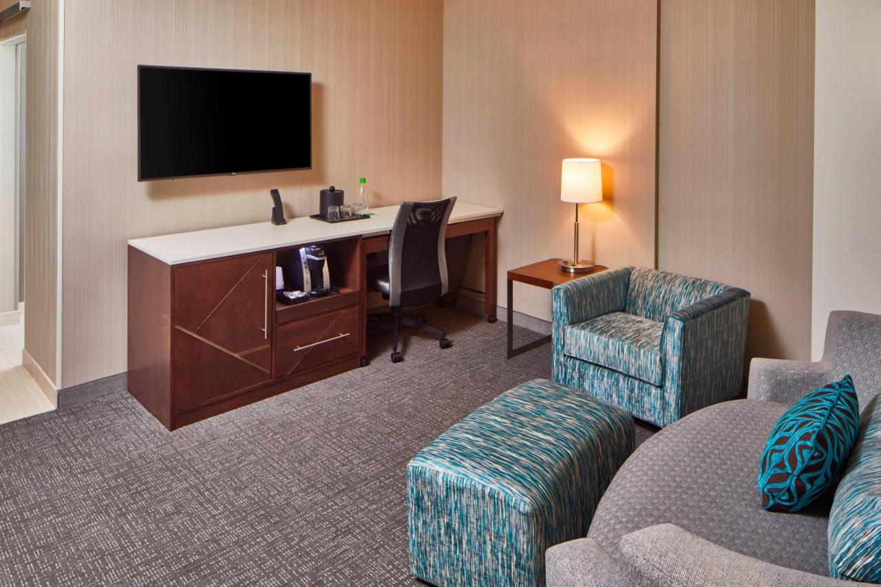 | Courtyard by Marriott Minneapolis West