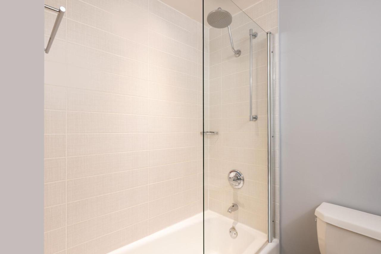 Executive Double Room with Two Double Beds at Courtyard by Marriott New York JFK Airport