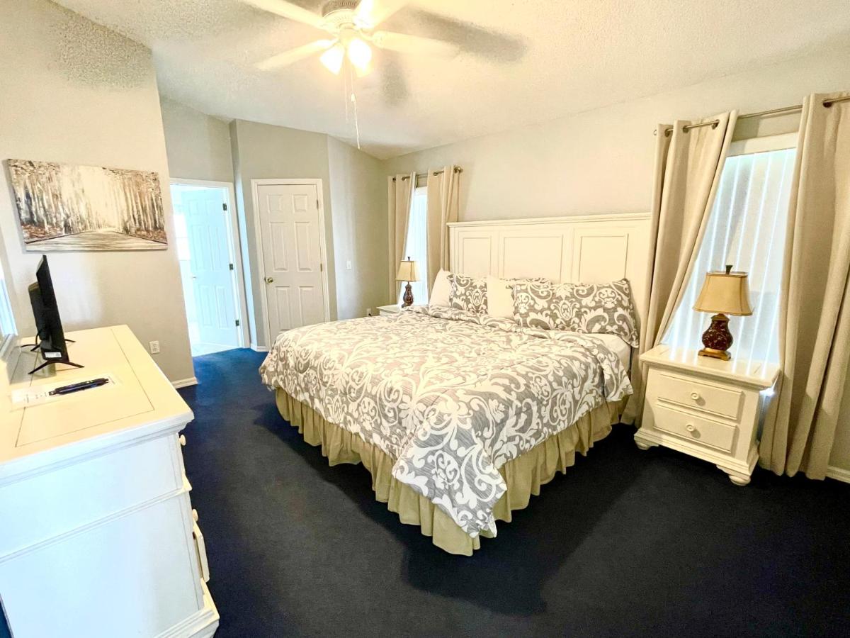 | Fabulous 4 Bedrooms Villa 3 Bath with Private Pool 15 Min to Disney