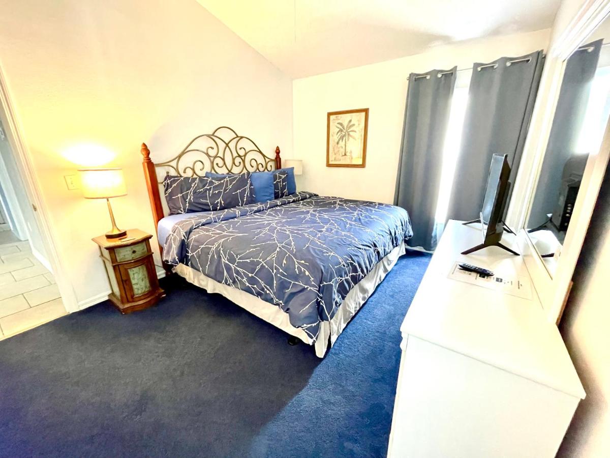 | Fabulous 4 Bedrooms Villa 3 Bath with Private Pool 15 Min to Disney