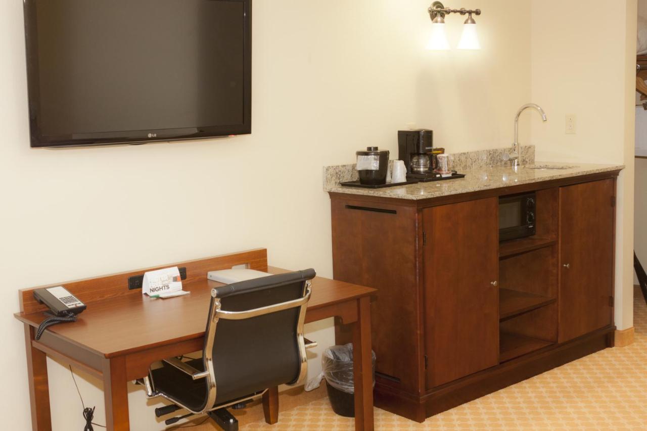 One-Bedroom King Suite - Disability Access at Country Inn & Suites by Radisson, Macedonia, OH