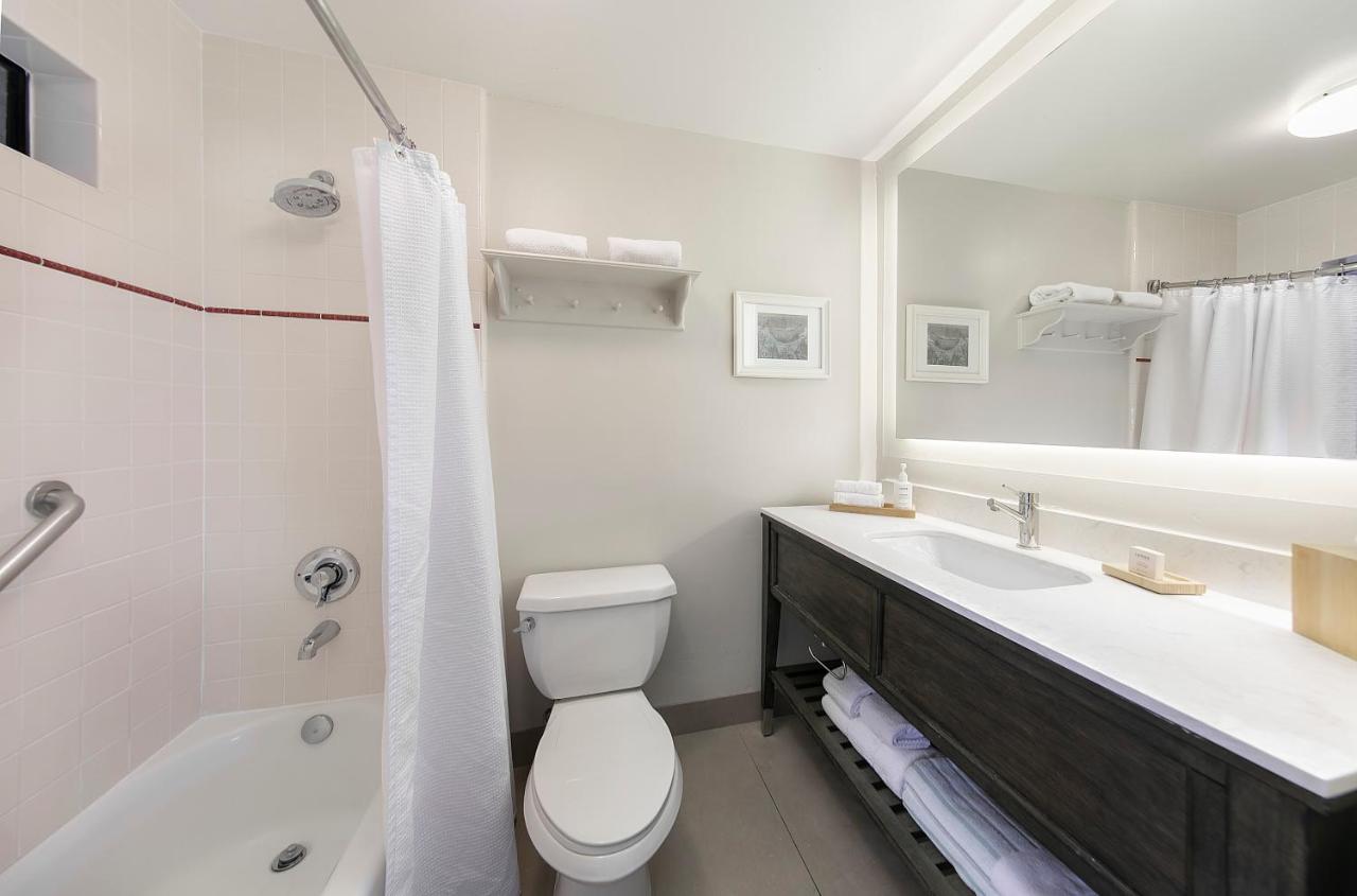 King Room with Oceanfront View at Cottage Inn By The Sea
