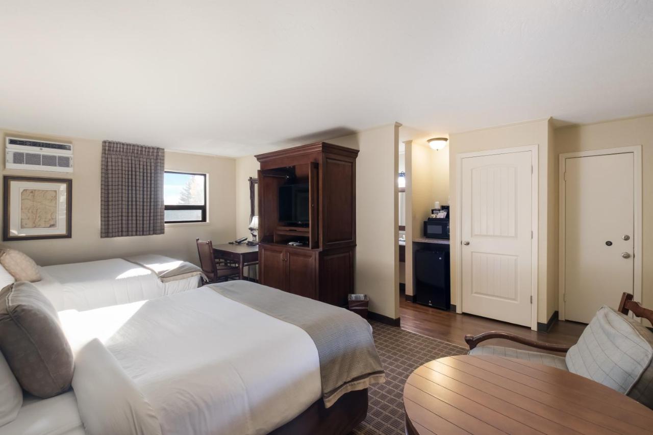 Traditional Double Room, 2 Queen Beds at The Inn at Tomichi Village