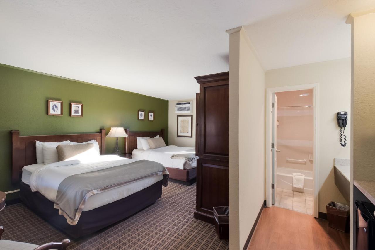 Traditional Double Room, 2 Queen Beds at The Inn at Tomichi Village