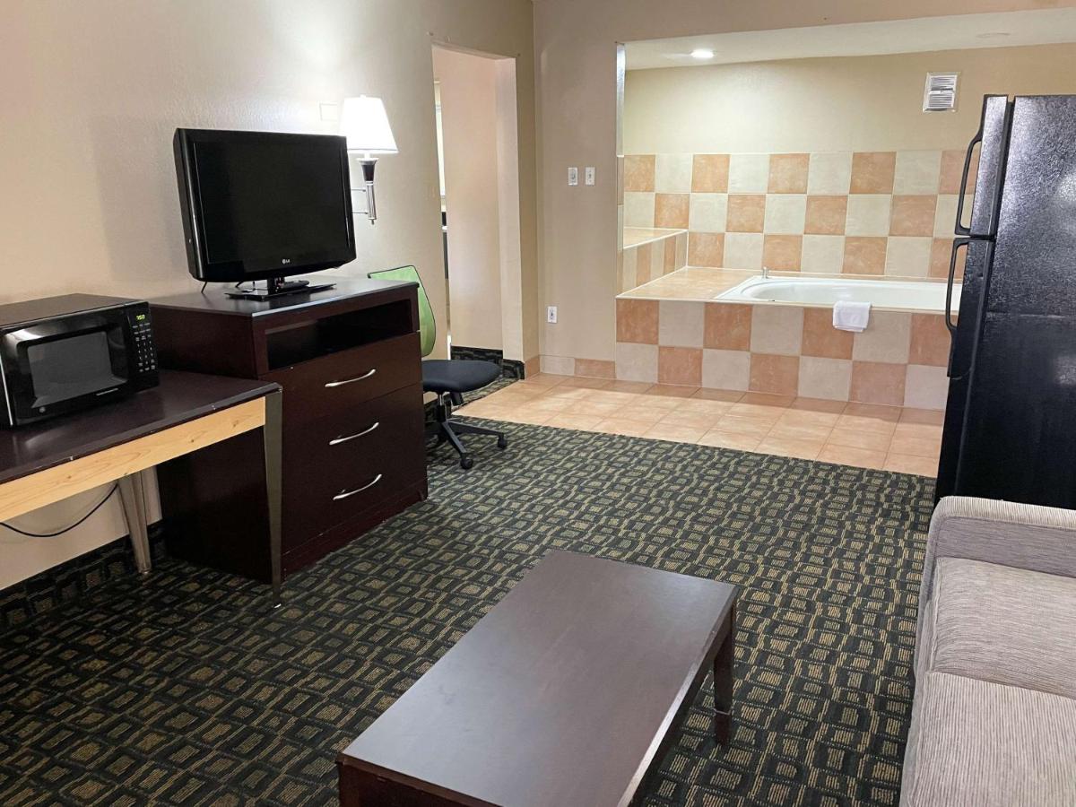 King Suite at Studio 6 Suites North Richland Hills, TX