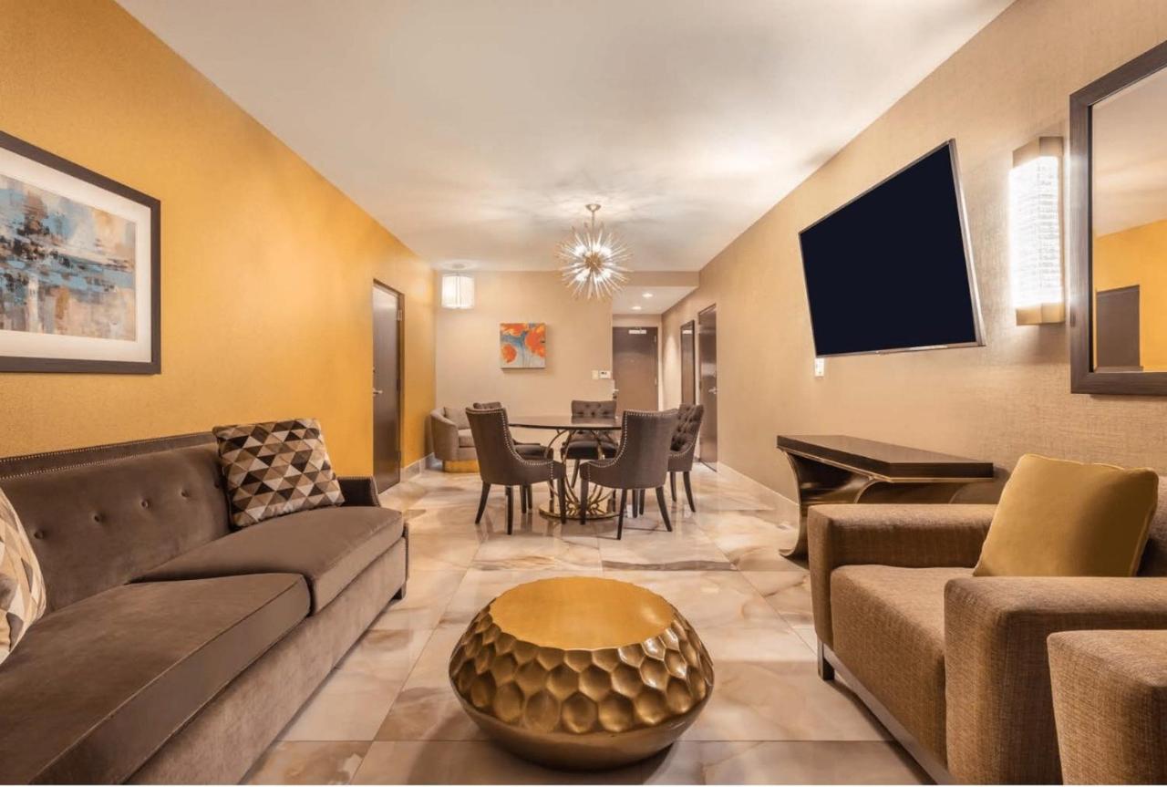 | Crowne Plaza Shenandoah - The Woodlands