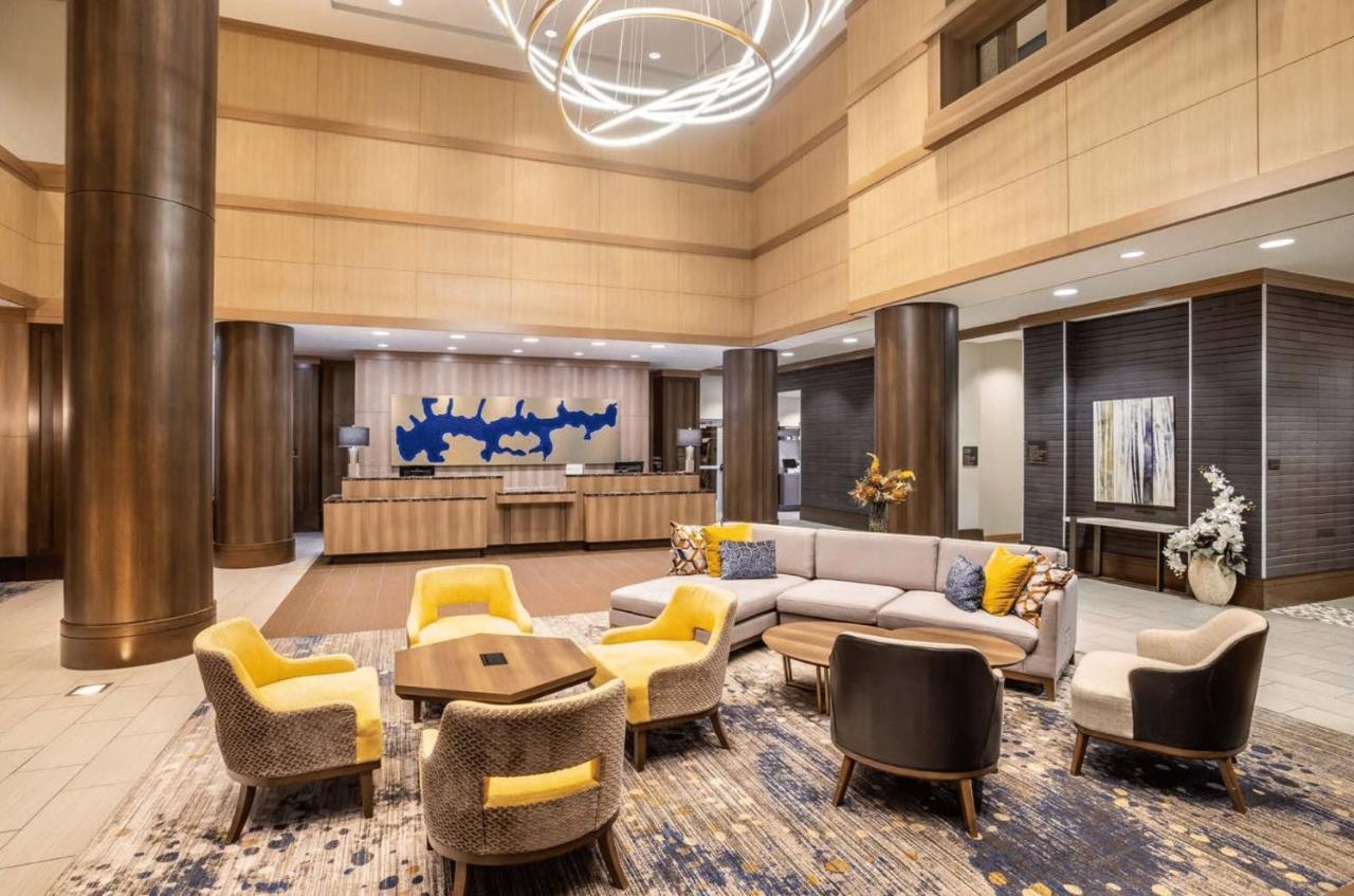 | Crowne Plaza Shenandoah - The Woodlands