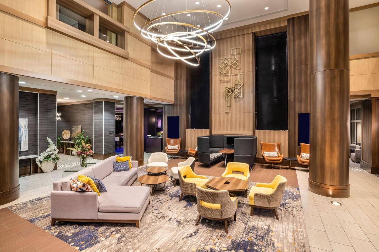 | Crowne Plaza Shenandoah - The Woodlands