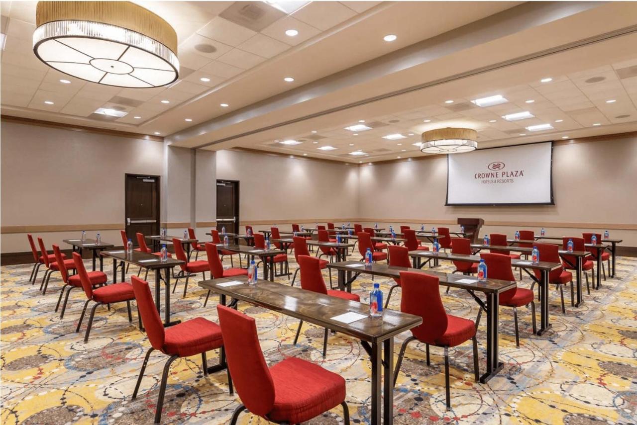 | Crowne Plaza Shenandoah - The Woodlands