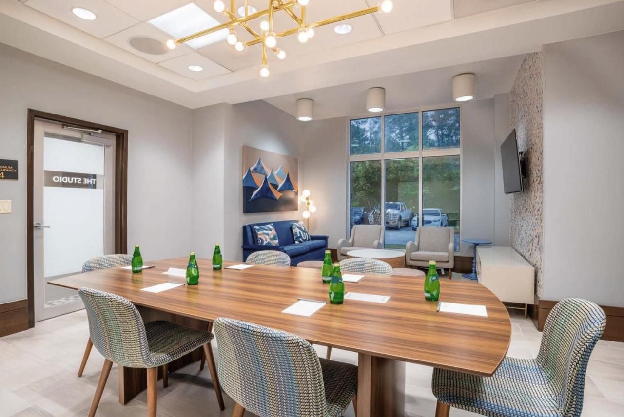 | Crowne Plaza Shenandoah - The Woodlands