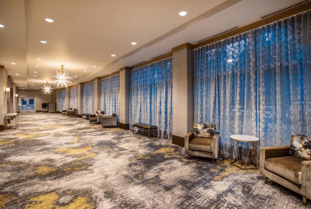 | Crowne Plaza Shenandoah - The Woodlands