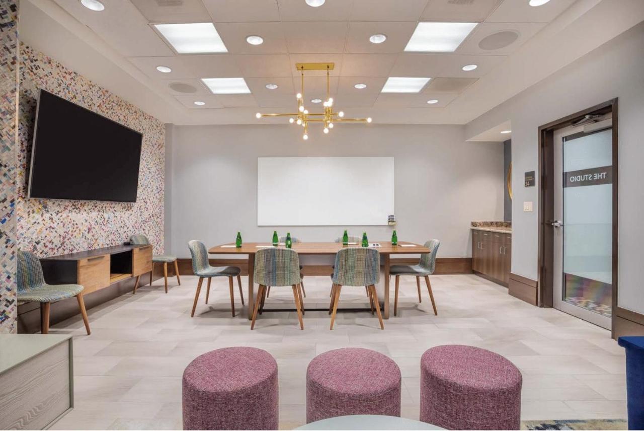 | Crowne Plaza Shenandoah - The Woodlands