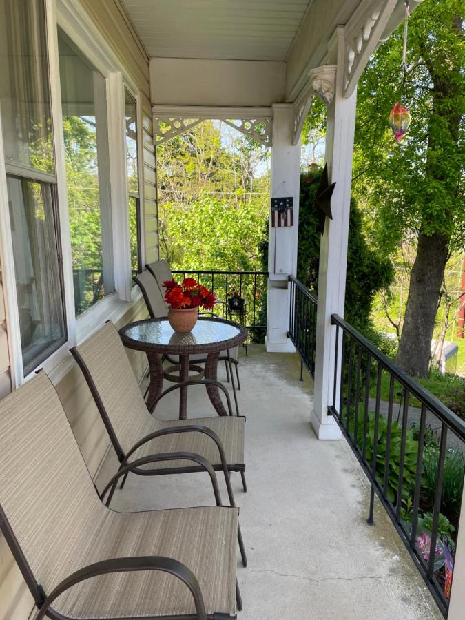 | Hillcrest Bed and Breakfast