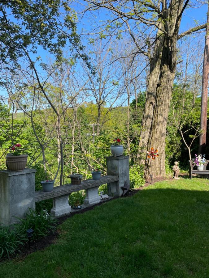 | Hillcrest Bed and Breakfast