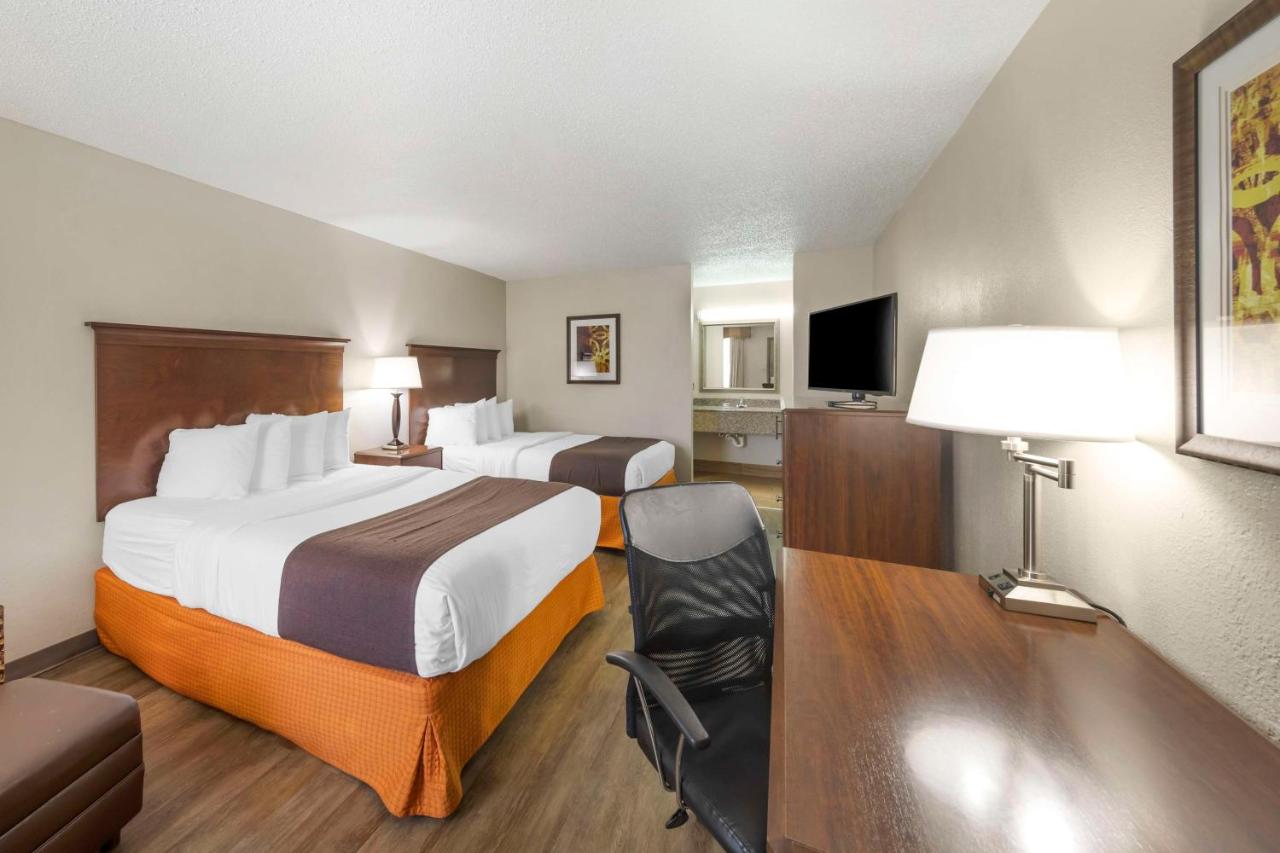 Queen Room with Two Queen Beds - Disability Access/Bath Tub at Best Western Athens Inn