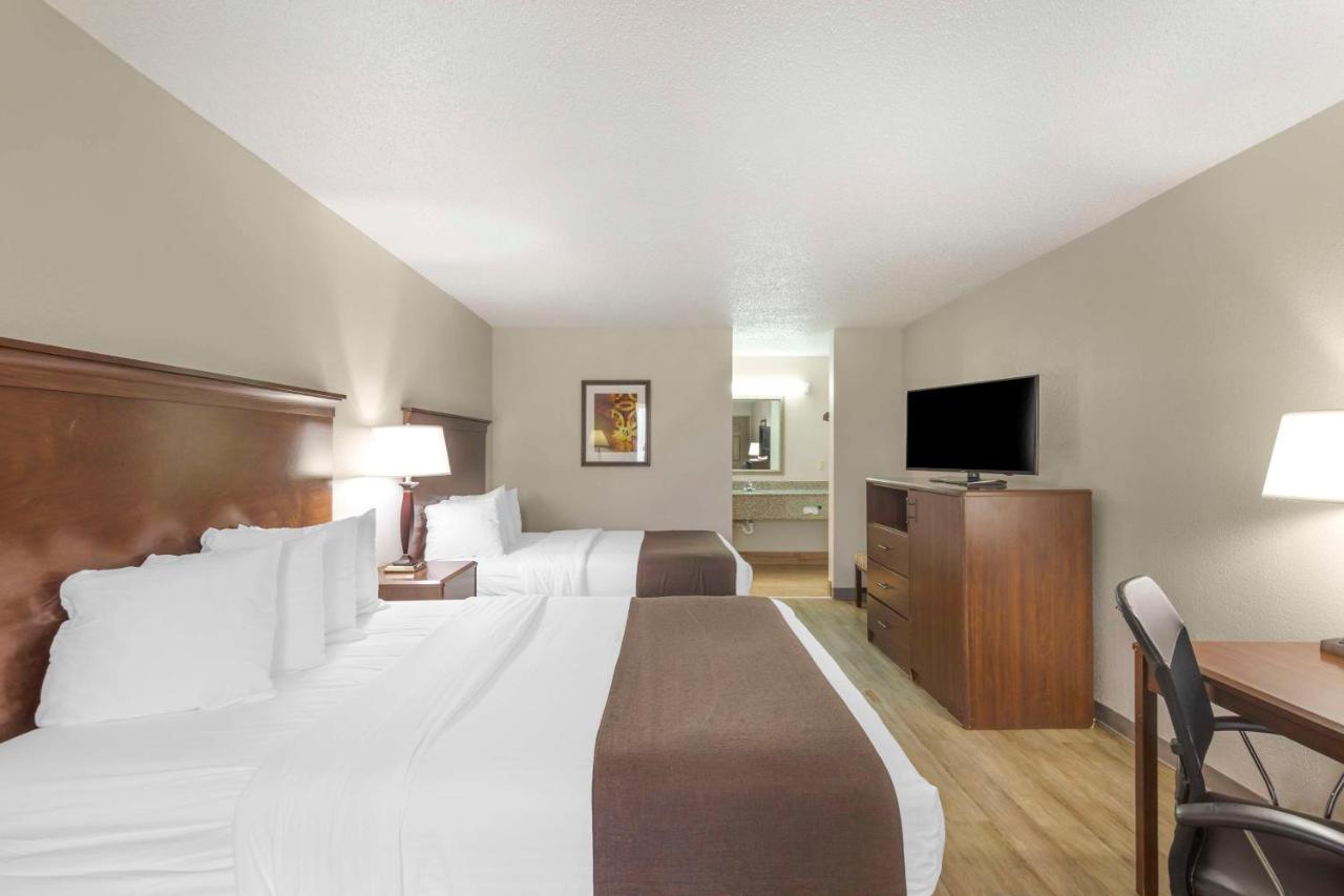 Queen Room with Two Queen Beds - Disability Access/Bath Tub at Best Western Athens Inn