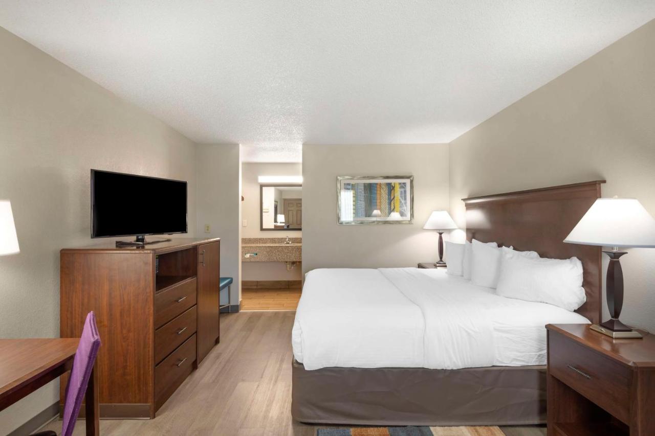 Queen Room - Pet Friendly/Non-Smoking at Best Western Athens Inn