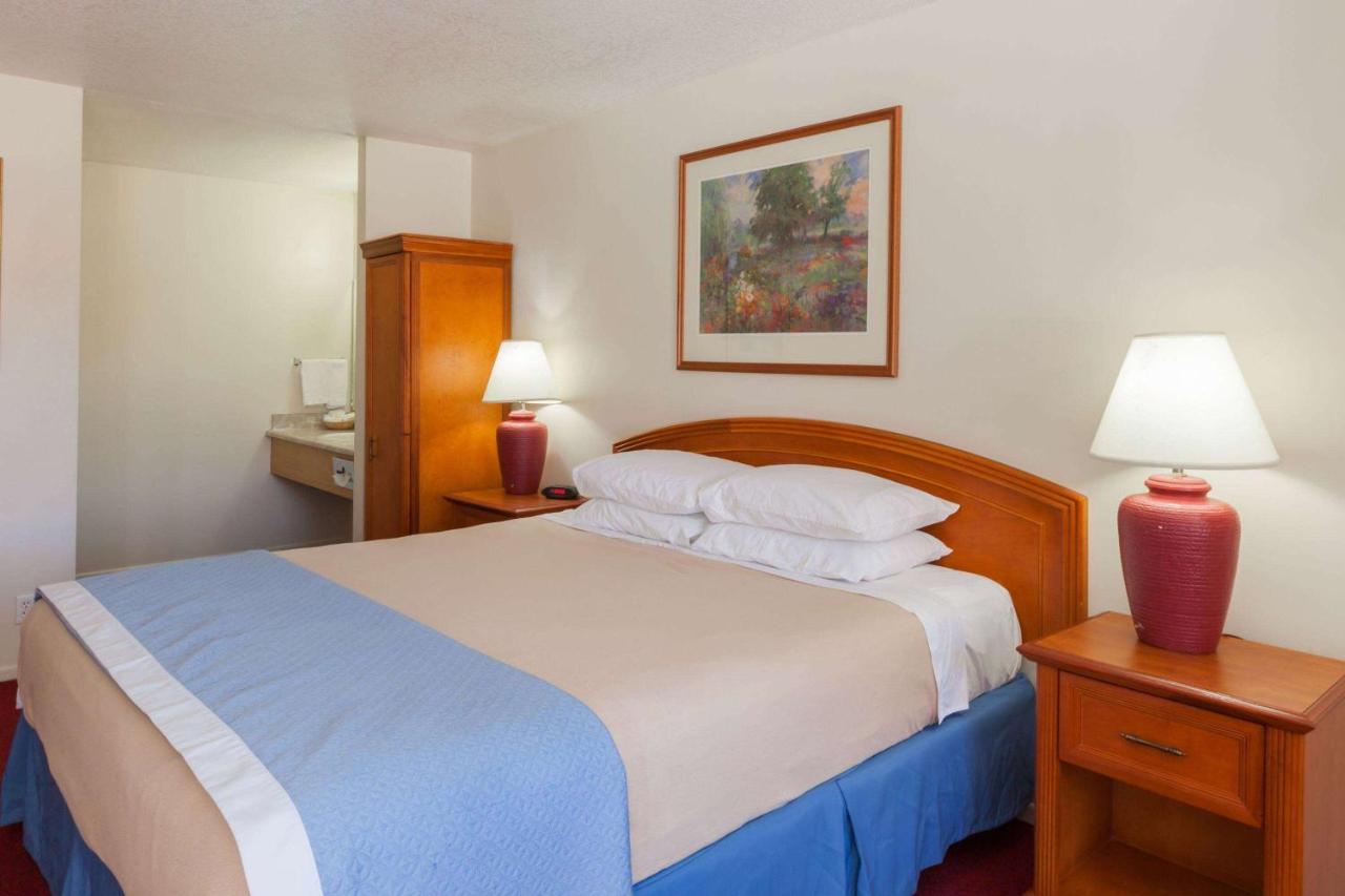 | Days Inn by Wyndham Castaic Six Flags Magic Mountain