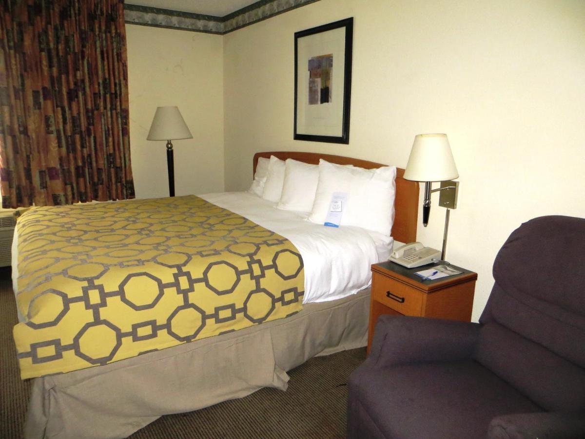 King Room - Non-Smoking at Baymont by Wyndham Fort Wayne