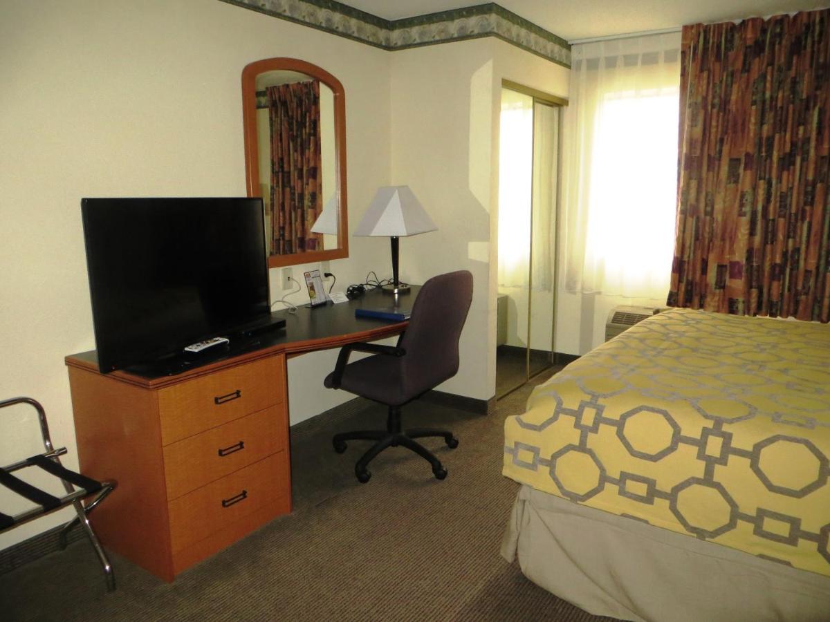 King Studio Suite - Mobility Access/Non-Smoking at Baymont by Wyndham Fort Wayne
