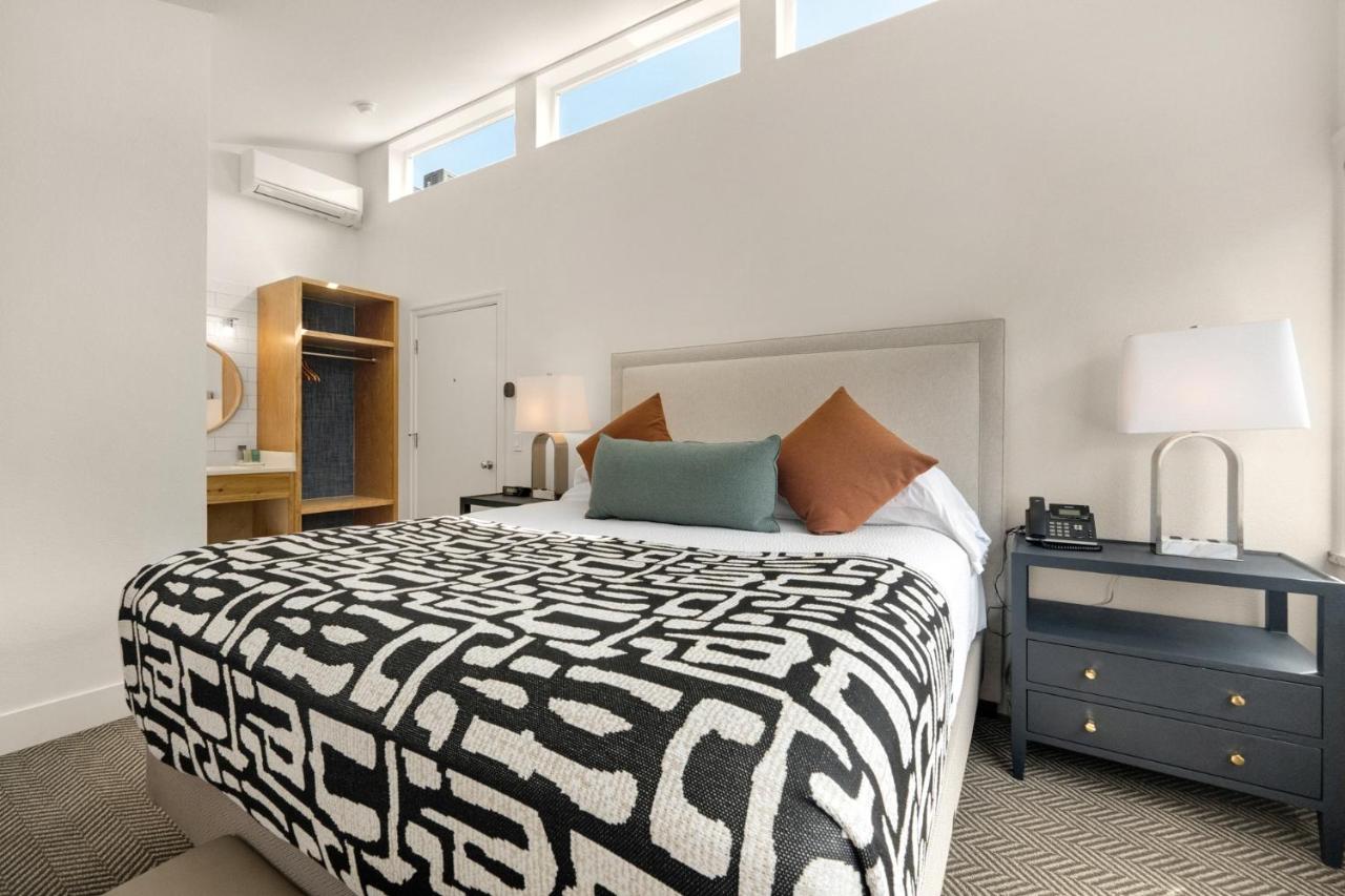 King Room with Garden View at The Waves