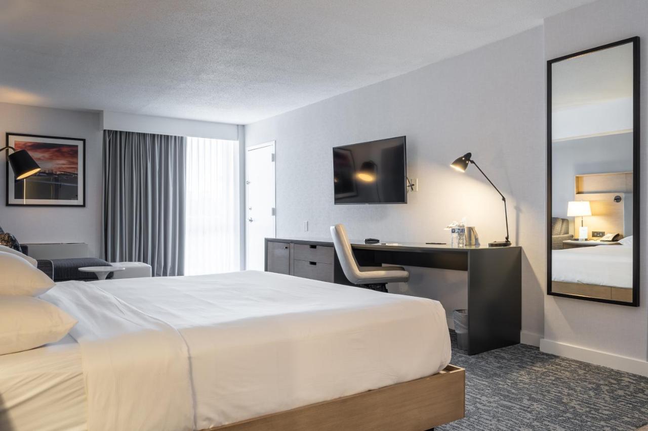 Corner Studio King Suite with Sofa Bed at DoubleTree by Hilton New York JFK Airport