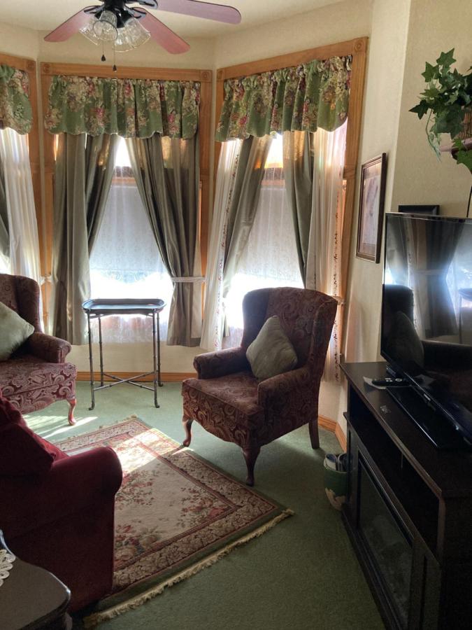 Deluxe King Suite at All Seasons Inn