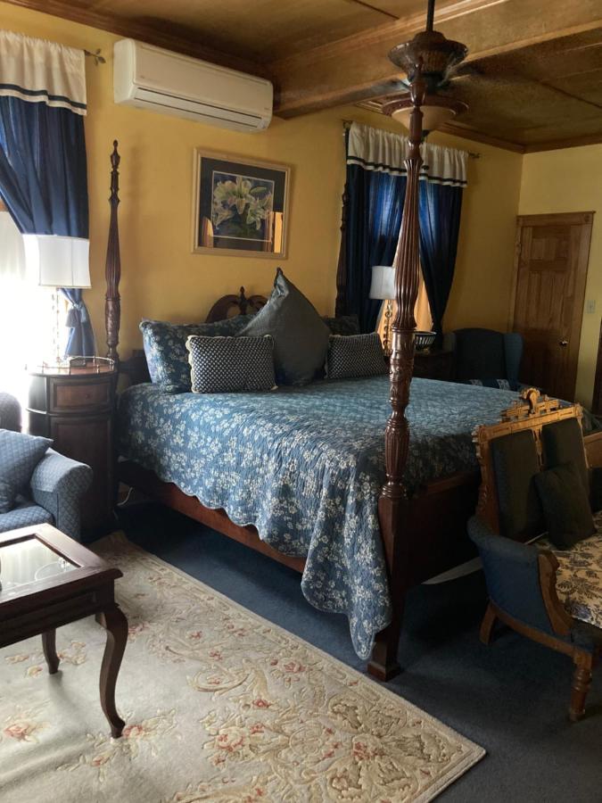 Blue Willow at Daffodil Cottage at All Seasons Inn