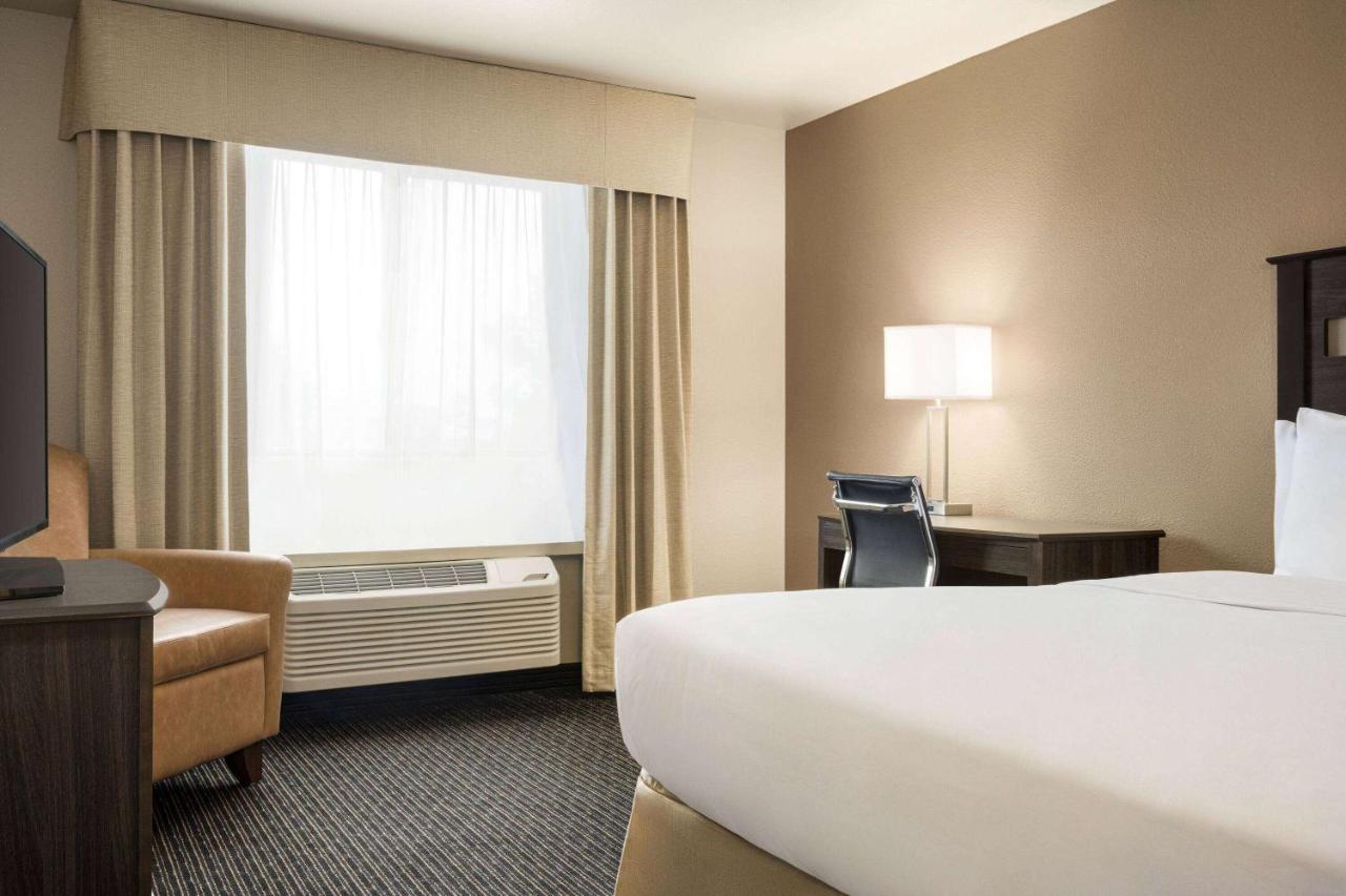 Queen Room - Non-Smoking at Baymont by Wyndham Hearne