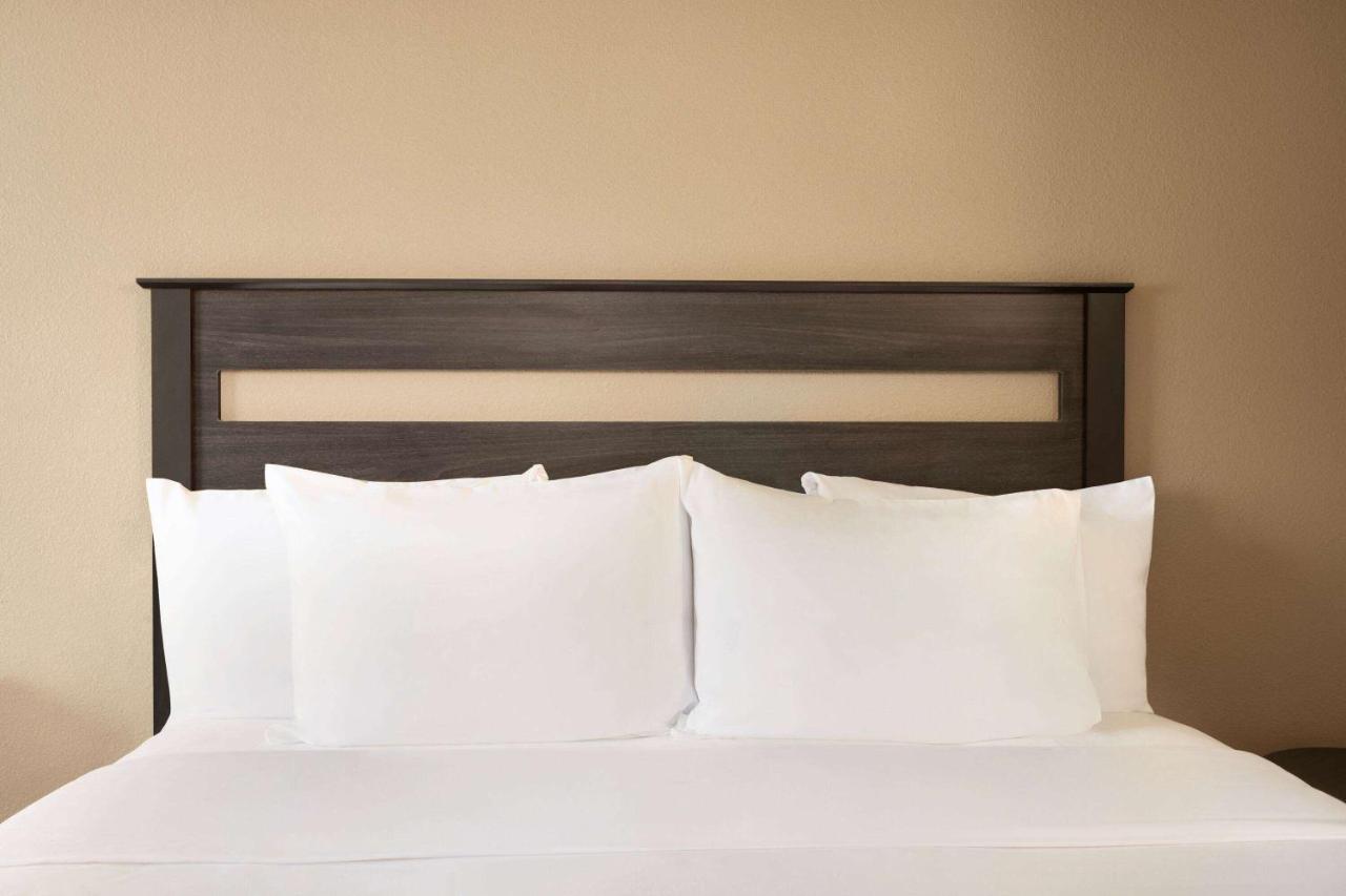 Queen Room with Roll-In Shower - Mobility Accessible/Non-Smoking at Baymont by Wyndham Hearne