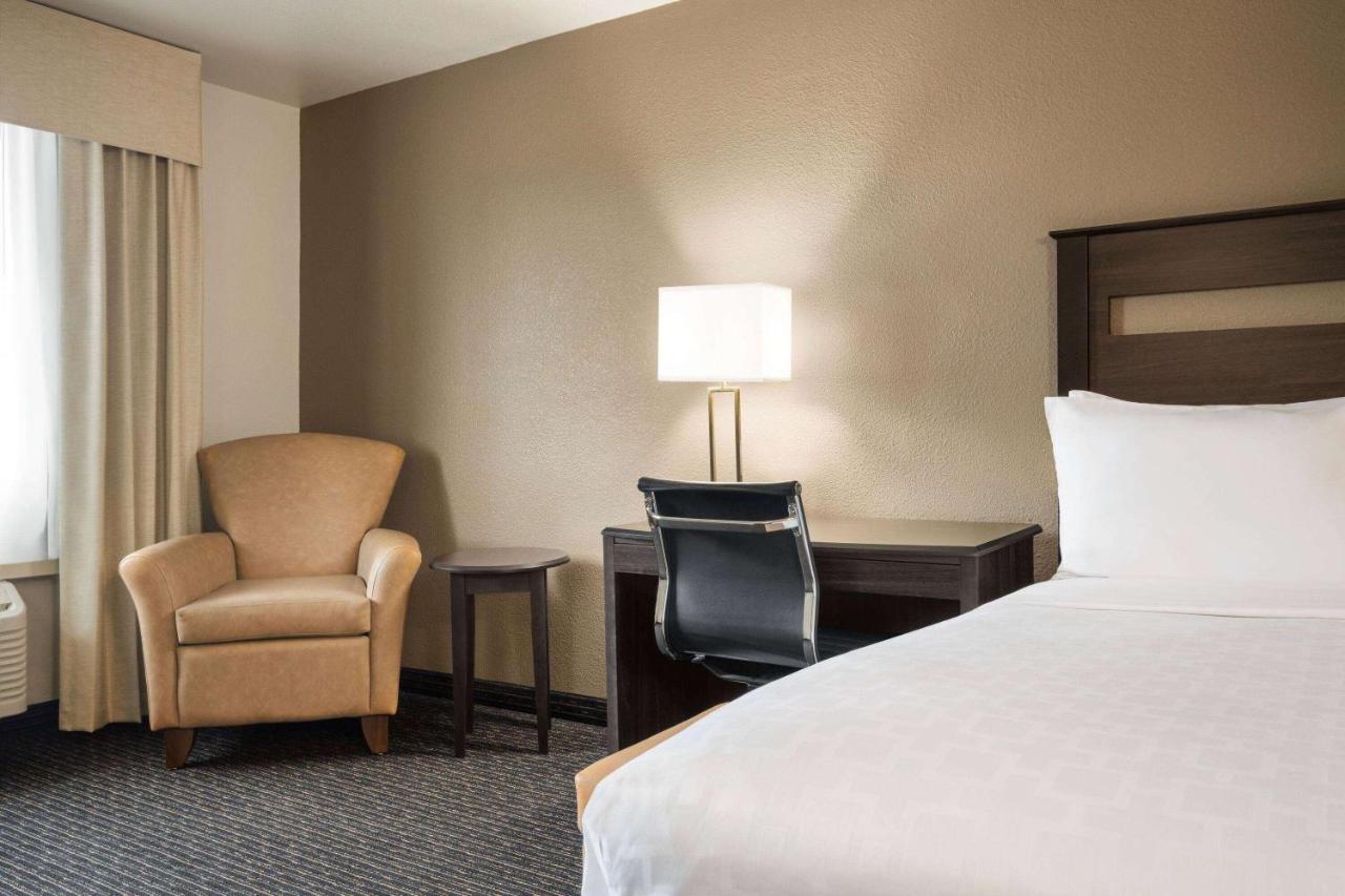 Queen Room - Non-Smoking at Baymont by Wyndham Hearne