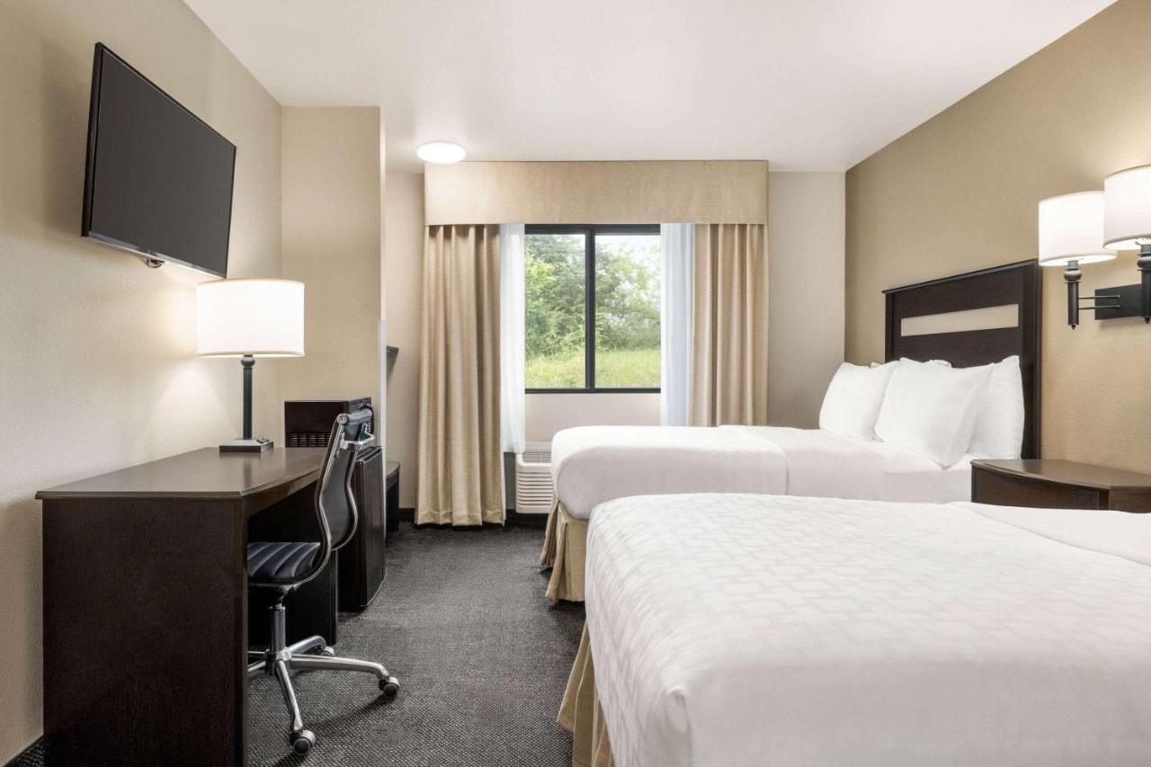 Double Room with Two Double Beds - Mobility Access/Non-Smoking at Baymont by Wyndham Hearne