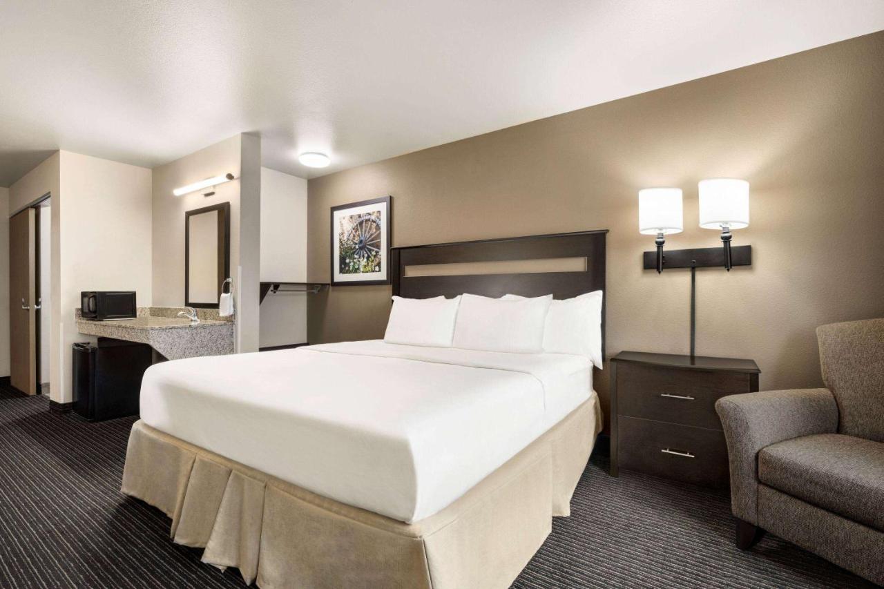 Queen Room - Non-Smoking at Baymont by Wyndham Hearne
